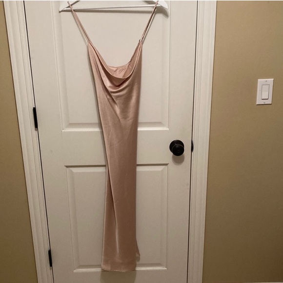 New show Me Your Mumu Veronica Cowl Satin Dress with a ring attached medium - Picture 3 of 7